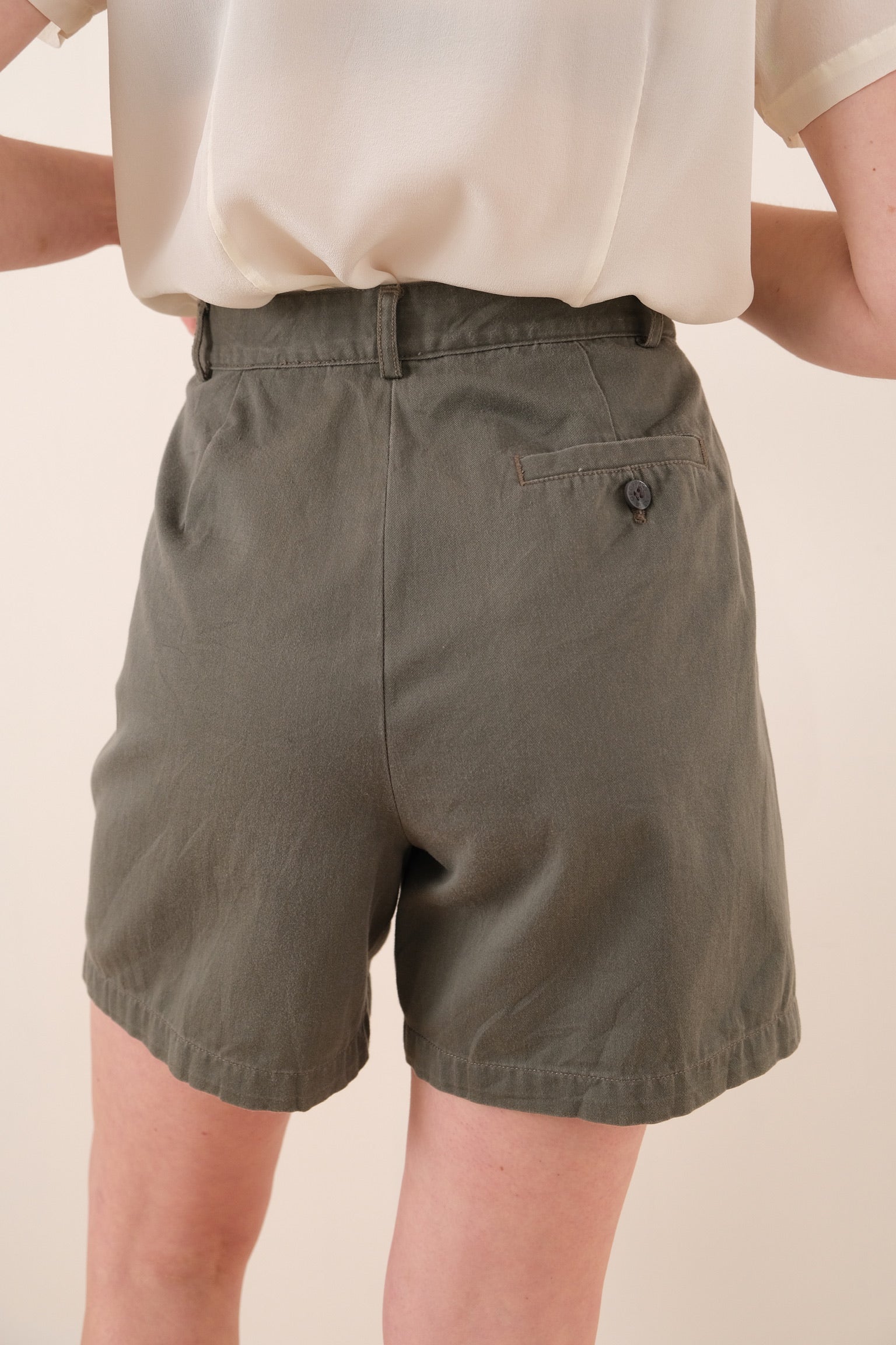 Vintage 90s Olive Cotton Pleated Shorts – Hermine