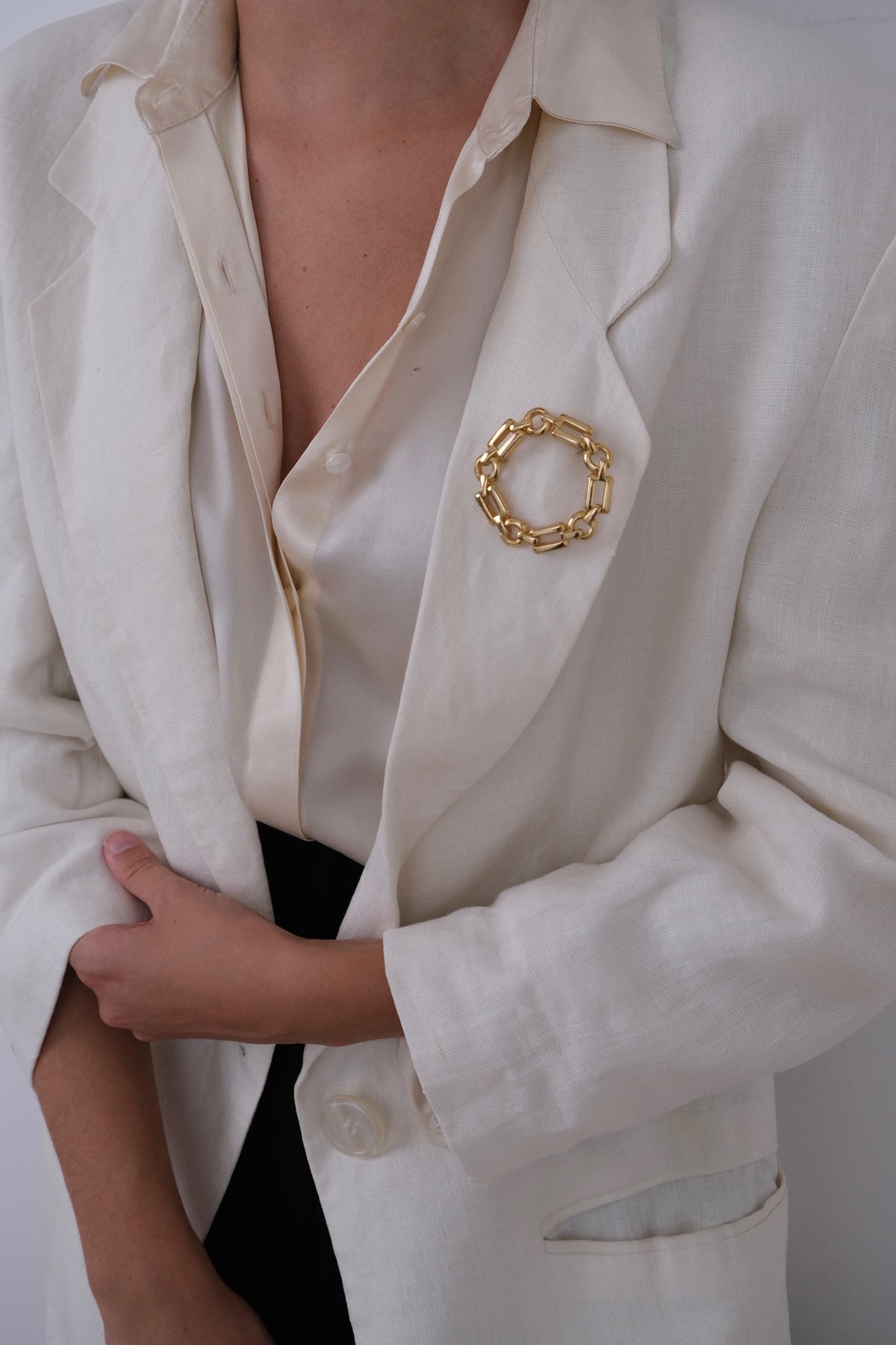 Vintage Gilt E. Pearl Circular Chain Brooch